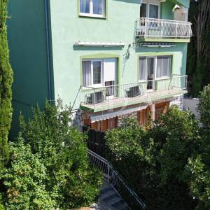 Crikvenica, stan s garažom i velikom okućnicom, samo 60 m od mora
