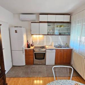 Crikvenica, stan s garažom i velikom okućnicom, samo 60 m od mora