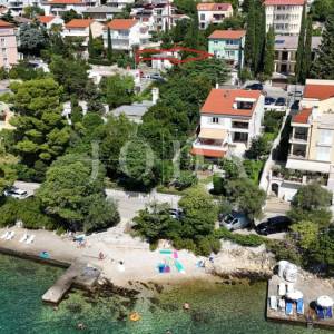 Crikvenica, stan s garažom i velikom okućnicom, samo 60 m od mora