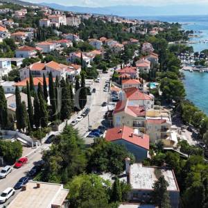 Crikvenica, stan s garažom i velikom okućnicom, samo 60 m od mora