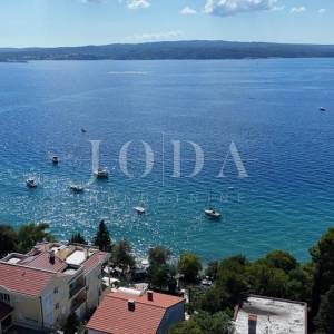 Crikvenica, stan s garažom i velikom okućnicom, samo 60 m od mora