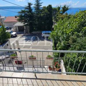 Crikvenica, stan s garažom i velikom okućnicom, samo 60 m od mora