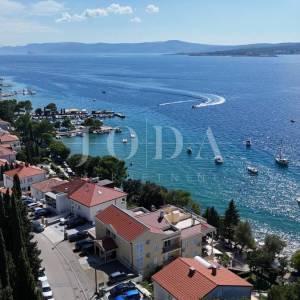 Crikvenica, stan s garažom i velikom okućnicom, samo 60 m od mora