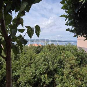 CRIKVENICA, stan sa okućnicom i parkirnim mjestom