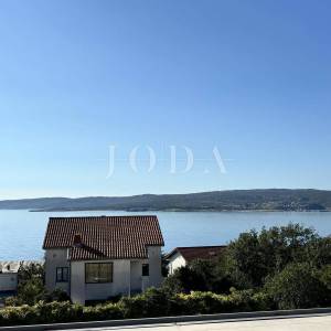 Crikvenica, stan u prizemlju sa 3 parkirna mjesta