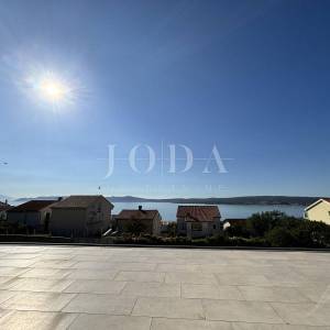 Crikvenica, stan u prizemlju sa 3 parkirna mjesta