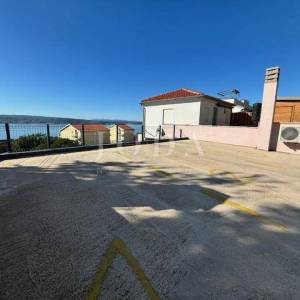 Crikvenica, stan u prizemlju sa 3 parkirna mjesta