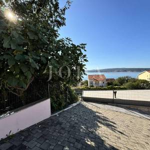 Crikvenica, stan u prizemlju sa 3 parkirna mjesta