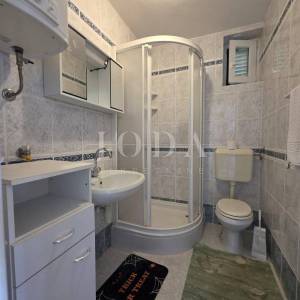 CRIKVENICA, tri stambene jedinice sa okućnicom