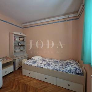 CRIKVENICA, tri stambene jedinice sa okućnicom