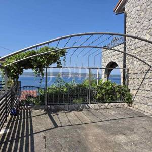 CRIKVENICA, tri stambene jedinice sa okućnicom