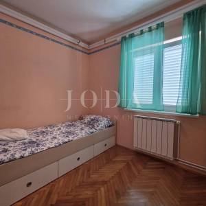 CRIKVENICA, tri stambene jedinice sa okućnicom