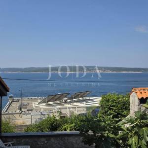 CRIKVENICA, tri stambene jedinice sa okućnicom