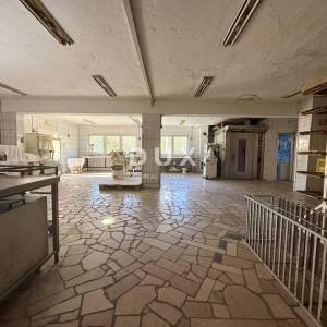 CRIKVENICA, TRIBALJ - Poslovni prostor s projektom za još tri stana!