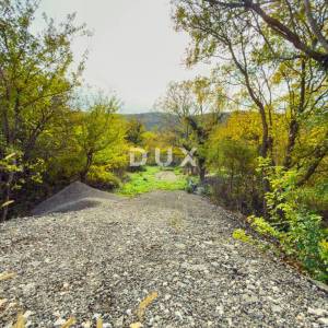 CRIKVENICA, TRIBALJ - Uređeno zemljište uz asfaltiranu cestu