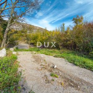 CRIKVENICA, TRIBALJ - Uređeno zemljište uz asfaltiranu cestu