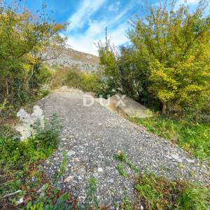 CRIKVENICA, TRIBALJ - Uređeno zemljište uz asfaltiranu cestu