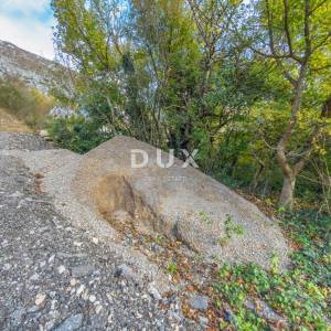 CRIKVENICA, TRIBALJ - Uređeno zemljište uz asfaltiranu cestu