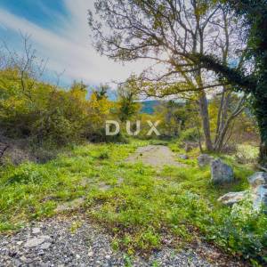 CRIKVENICA, TRIBALJ - Uređeno zemljište uz asfaltiranu cestu