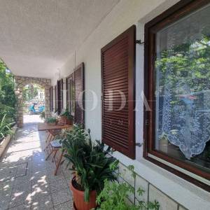 CRIKVENICA, trosobni stan u širem centru grada
