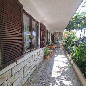CRIKVENICA, trosobni stan u širem centru grada
