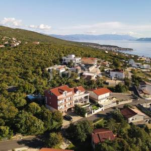Crikvenica velika etaža potpuno opremljena i namještena