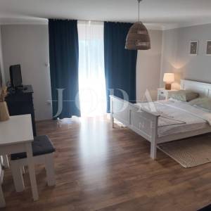 Crikvenica velika etaža potpuno opremljena i namještena