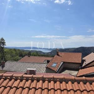 Crikvenica, zaleđe, kuća sa tri stambne jedinice i garažom