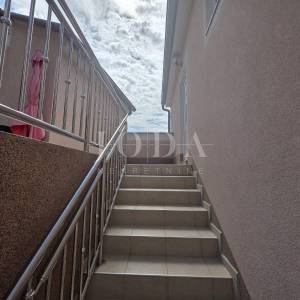 Crikvenica, zaleđe, kuća sa tri stambne jedinice i garažom