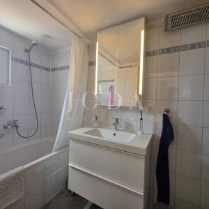 Crikvenica, zaleđe, kuća sa tri stambne jedinice i garažom