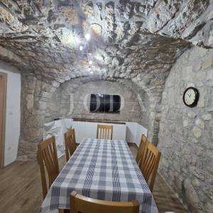 Crikvenica, zaleđe, kuća sa tri stambne jedinice i garažom