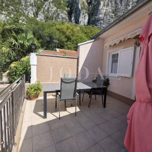 Crikvenica, zaleđe, kuća sa tri stambne jedinice i garažom