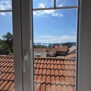 Crikvenica, zaleđe, kuća sa tri stambne jedinice i garažom