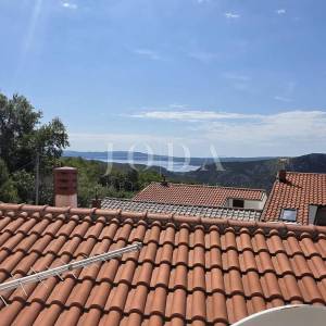 Crikvenica, zaleđe, kuća sa tri stambne jedinice i garažom