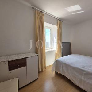 Crikvenica, zaleđe, kuća sa tri stambne jedinice i garažom