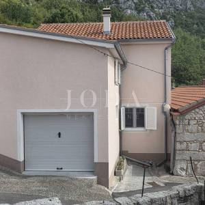 Crikvenica, zaleđe, kuća sa tri stambne jedinice i garažom