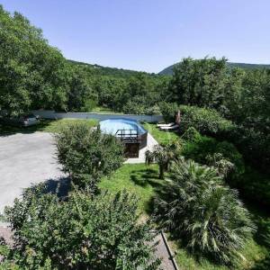 Crikvenica - zaleđe, kuća sa tri stana na rubu zelenog pojasa