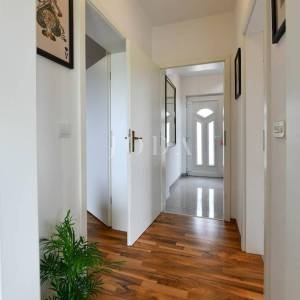 Crikvenica - zaleđe, kuća sa tri stana na rubu zelenog pojasa