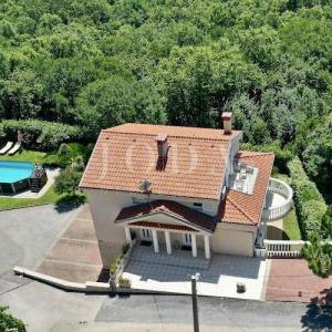Crikvenica - zaleđe, kuća sa tri stana na rubu zelenog pojasa