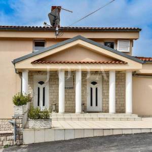 Crikvenica - zaleđe, kuća sa tri stana na rubu zelenog pojasa