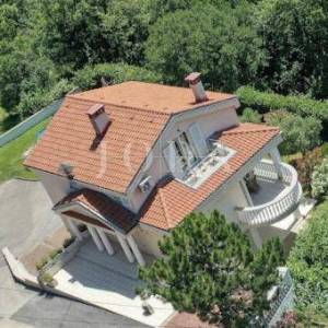 Crikvenica - zaleđe, kuća sa tri stana na rubu zelenog pojasa