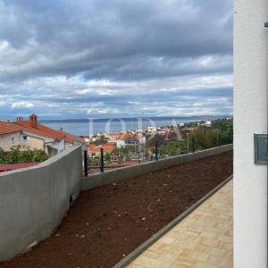 Crikvenica,kuća u nizu sa 4 stana i bazenom