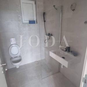 Crikvenica,kuća u nizu sa 4 stana i bazenom