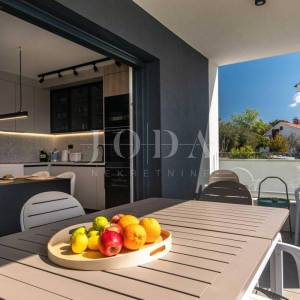 Dizajnerski dvoetažni apartman s bazenom i pogledom na more