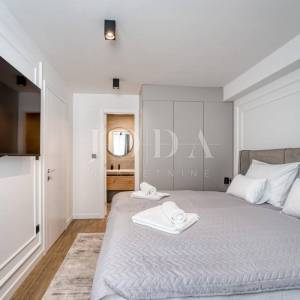 Dizajnerski dvoetažni apartman s bazenom i pogledom na more