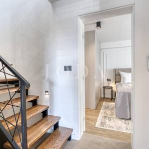 Dizajnerski dvoetažni apartman s bazenom i pogledom na more