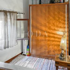 Dobrinj - kamena kuća u nizu s pogledom na more