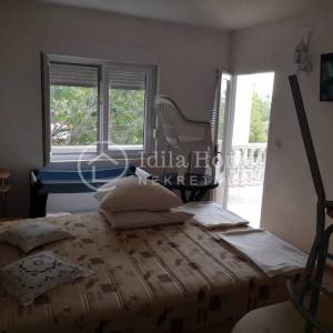 Donji Karin, kuća katnica sa 5 apartmana POVOLJNO! (prodaja)