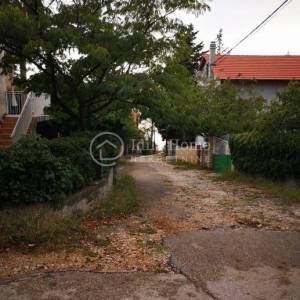 Donji Karin, kuća katnica sa 5 apartmana POVOLJNO! (prodaja)