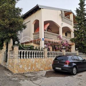 Donji Karin, kuća katnica sa 5 apartmana POVOLJNO! (prodaja)